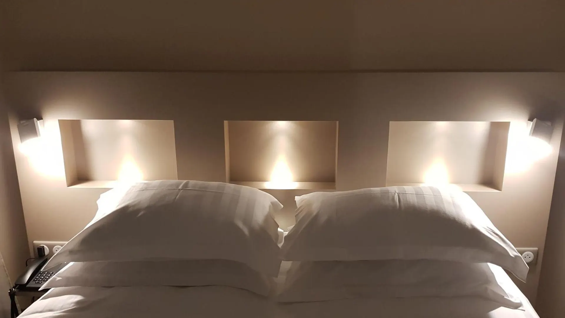 Brit Hotel De Grignan Vichy 4*,