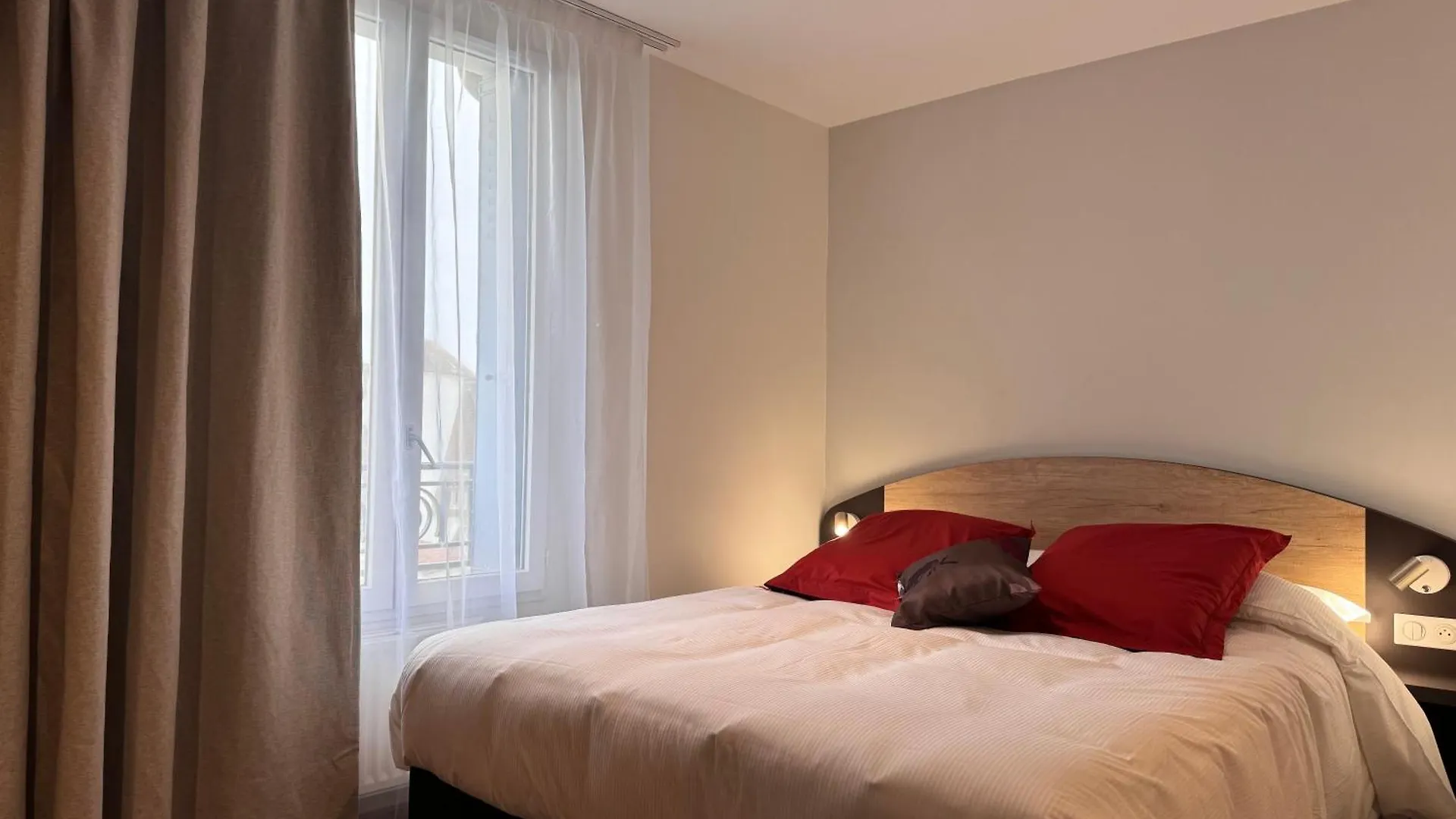 Brit Hotel De Grignan Vichy 4*,
